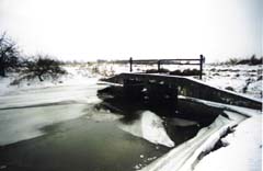 Vinterbillede af en snedækket bro